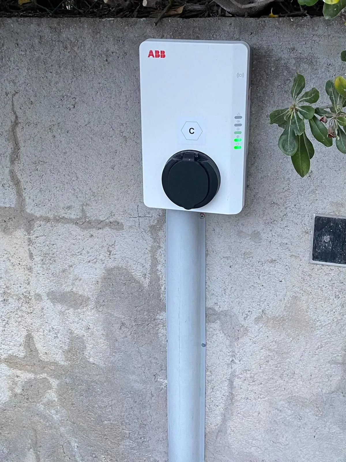 Borne de recharge murale avec fourreau