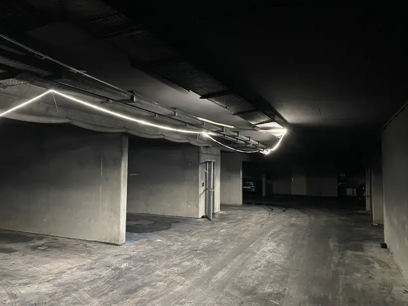 Éclairage provisoire installé dans le parking sinistré